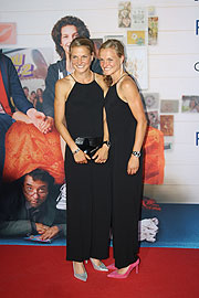 mal ohne Laufschuhe: die "Hahnertwins" Lisa und Anna Hahner bei der Premiere "Das Pubertier" am 04.07.2017 im Math&auml;ser Filmpalast (&copy;Foto: Martin Schmitz)